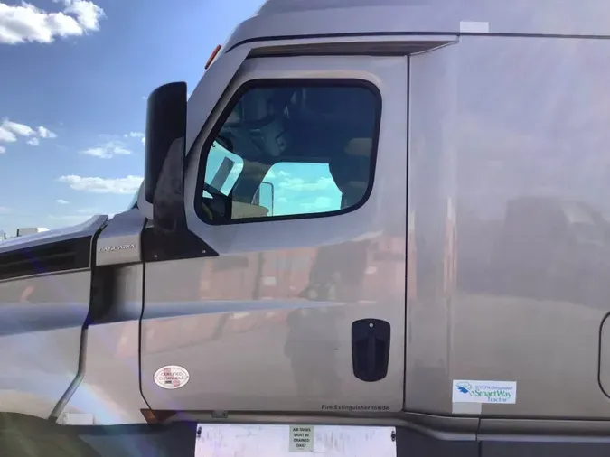 2022 Freightliner Cascadia 126fff8b37fd2eedb03bfe402ad688a475c